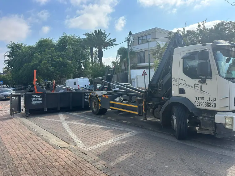 הצבת מכולת פסולת ברחוב מגורים