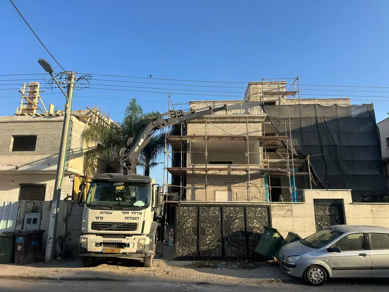 עבודות מנוף באתר בנייה