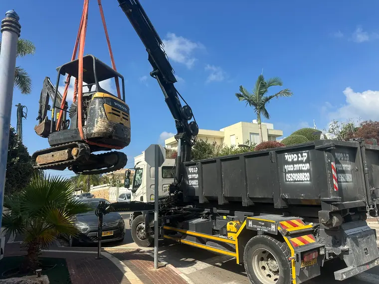 הובלת מיני מחפר במנוף