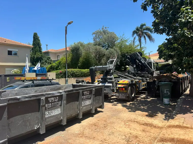 מכולה בחצר פרטית צמוד לבית