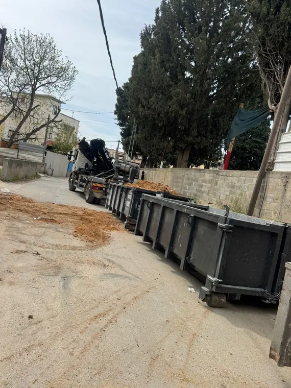 מכולות בשטח עבודה פתוח