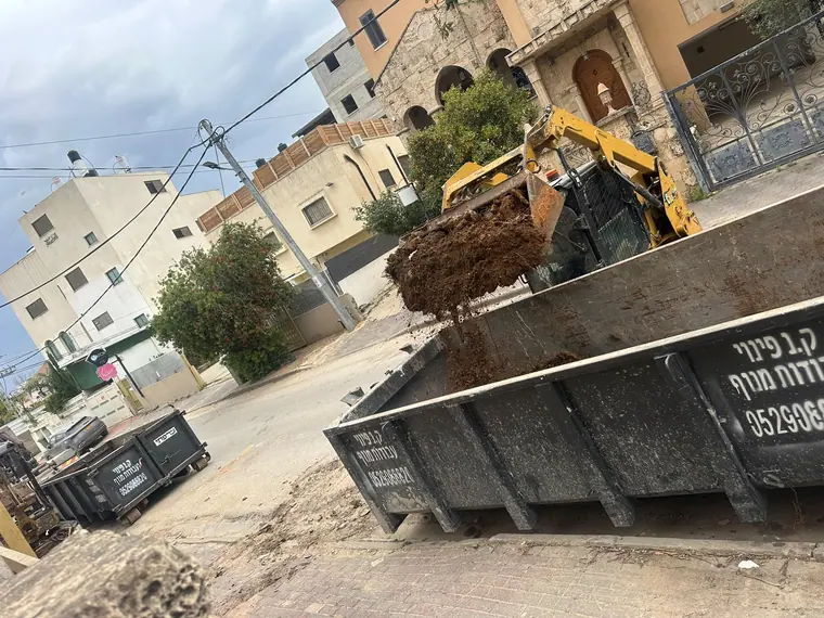 מכולה מלאה בעפר ופסולת חפירה