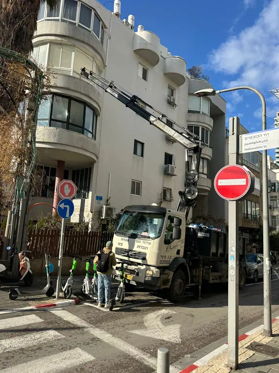 מנוף בפעולה ברחוב ראשי